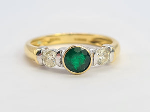 0671: Vintage: 18ct Yellow Gold Emerald Diamonds 3 Stones Art Deco Style Ring