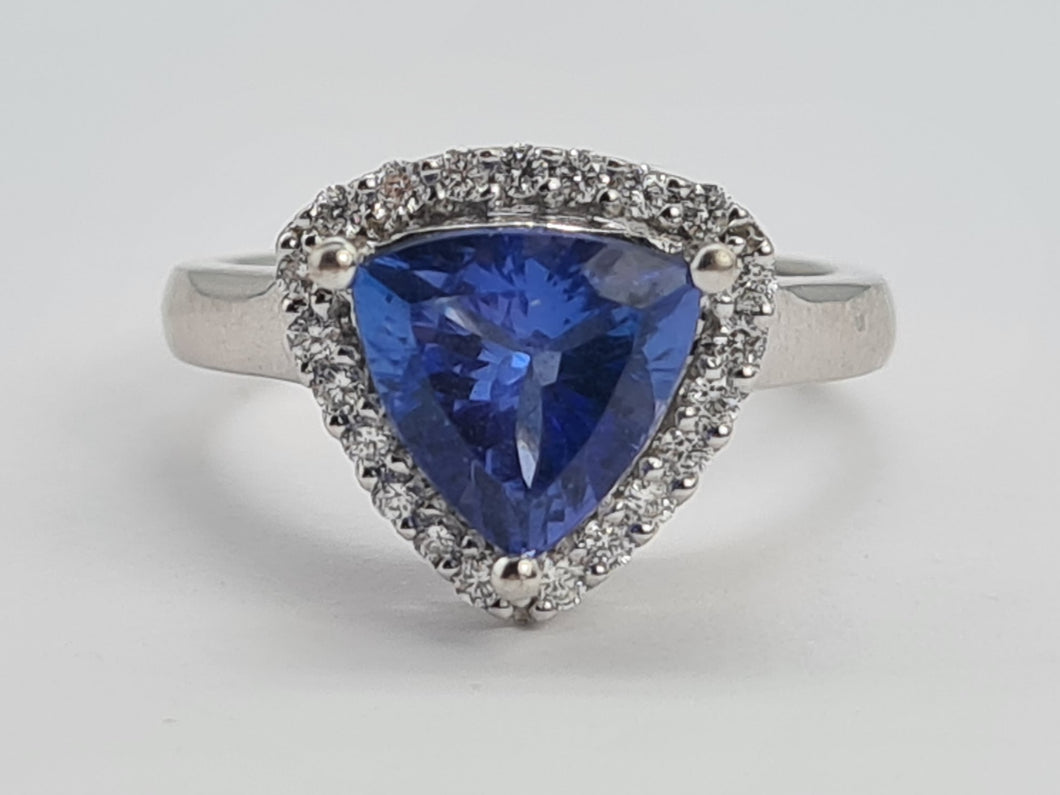 0158: Vintage: 18ct White Gold Trilliant Cut Tanzanite 21 Diamonds Cocktail Ring