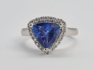 0158: Vintage: 18ct White Gold Trilliant Cut Tanzanite 21 Diamonds Cocktail Ring