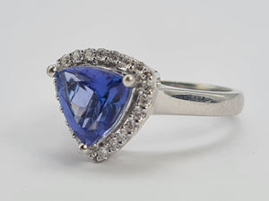 0158: Vintage: 18ct White Gold Trilliant Cut Tanzanite 21 Diamonds Cocktail Ring