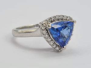 0158: Vintage: 18ct White Gold Trilliant Cut Tanzanite 21 Diamonds Cocktail Ring