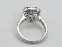 Load image into Gallery viewer, 0158: Vintage: 18ct White Gold Trilliant Cut Tanzanite 21 Diamonds Cocktail Ring
