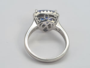 0158: Vintage: 18ct White Gold Trilliant Cut Tanzanite 21 Diamonds Cocktail Ring