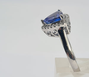 0158: Vintage: 18ct White Gold Trilliant Cut Tanzanite 21 Diamonds Cocktail Ring