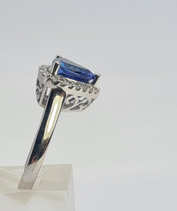 0158: Vintage: 18ct White Gold Trilliant Cut Tanzanite 21 Diamonds Cocktail Ring