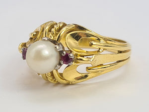 0689: Vintage: Rare: 18ct Gold Cultured Pearl Rubies Cocktail Ring- superb