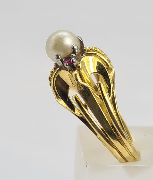 6136 Vintage: Rare: 18ct Gold Cultured Pearl Rubies Cocktail Ring