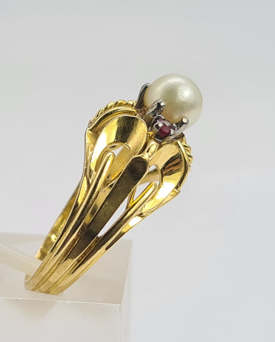 6136 Vintage: Rare: 18ct Gold Cultured Pearl Rubies Cocktail Ring