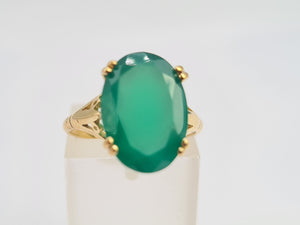 5571: Vintage: Vivacious 9ct Gold Translucent Green Agate Signet Ring