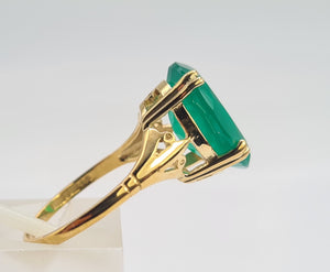 5571: Vintage: Vivacious 9ct Gold Translucent Green Agate Signet Ring