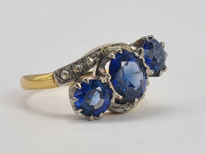 0657: Vintage & Old: 18ct Gold Cornflower Blue Sapphires Diamonds Ring