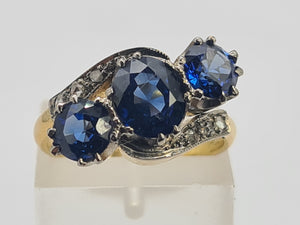 0657: Vintage & Old: 18ct Gold Cornflower Blue Sapphires Diamonds Ring