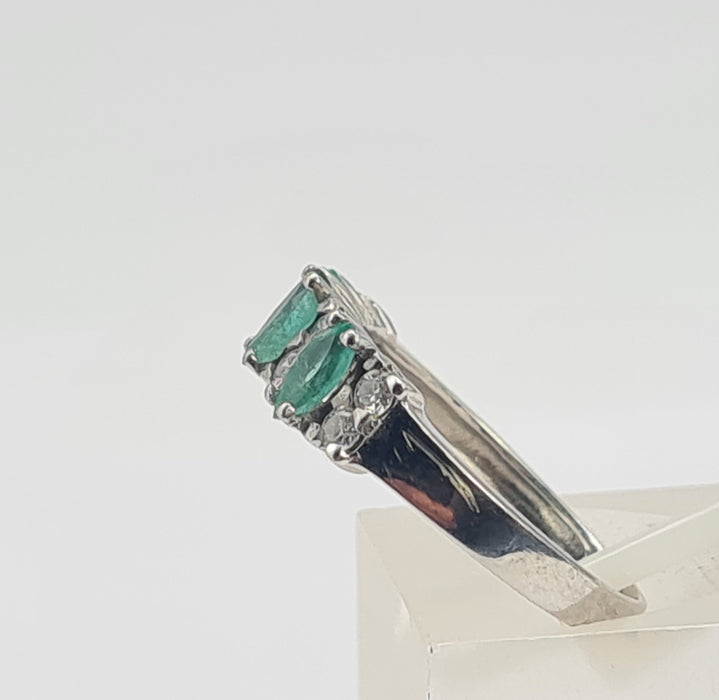 0679: Vintage 14ct White Gold 3 Emeralds 8 Natural Sparkling Diamonds Dress Ring