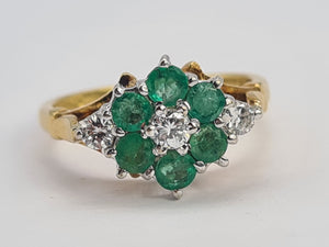 0681: Vintage: 18ct Gold Emeralds Diamonds Flower Head Ring - Date- Mark 1976