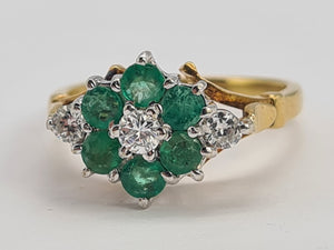 0681: Vintage: 18ct Gold Emeralds Diamonds Flower Head Ring - Date- Mark 1976