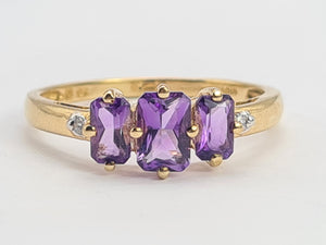 0732: Vintage: 9ct Gold Lilac Amethysts Diamonds Trilogy Ring,