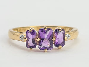 0732: Vintage: 9ct Gold Lilac Amethysts Diamonds Trilogy Ring,