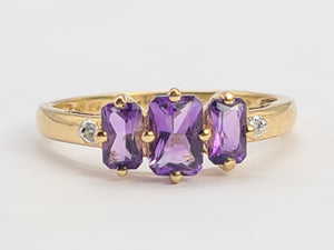 0732: Vintage: 9ct Gold Lilac Amethysts Diamonds Trilogy Ring,