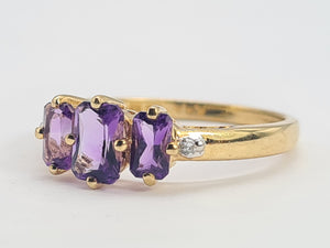 0732: Vintage: 9ct Gold Lilac Amethysts Diamonds Trilogy Ring,