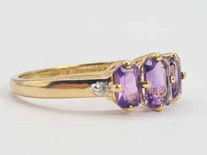 0732: Vintage: 9ct Gold Lilac Amethysts Diamonds Trilogy Ring,