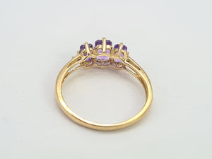 0732: Vintage: 9ct Gold Lilac Amethysts Diamonds Trilogy Ring,