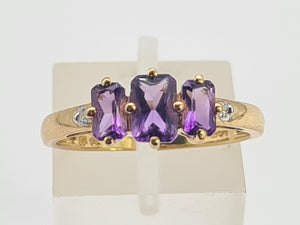 0732: Vintage: 9ct Gold Lilac Amethysts Diamonds Trilogy Ring,