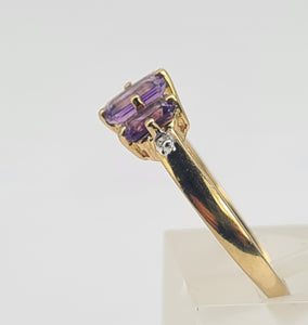 0732: Vintage: 9ct Gold Lilac Amethysts Diamonds Trilogy Ring,