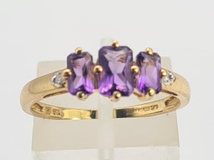 0732: Vintage: 9ct Gold Lilac Amethysts Diamonds Trilogy Ring,