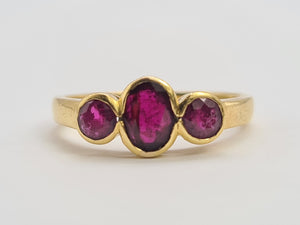 0702: Vintage: 18ct Gold Rich Red Rubies Trilogy Ring- gorgeous