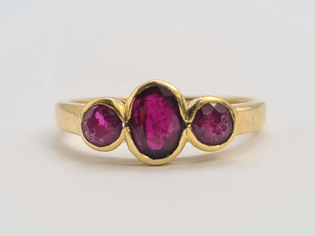 0702: Vintage: 18ct Gold Rich Red Rubies Trilogy Ring- gorgeous