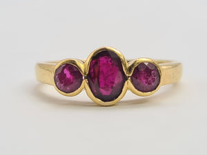 0702: Vintage: 18ct Gold Rich Red Rubies Trilogy Ring- gorgeous