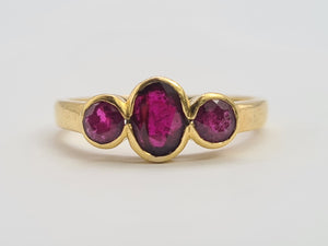 0702: Vintage: 18ct Gold Rich Red Rubies Trilogy Ring- gorgeous