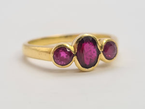 0702: Vintage: 18ct Gold Rich Red Rubies Trilogy Ring- gorgeous