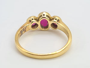 0702: Vintage: 18ct Gold Rich Red Rubies Trilogy Ring- gorgeous