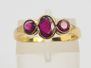 0702: Vintage: 18ct Gold Rich Red Rubies Trilogy Ring- gorgeous