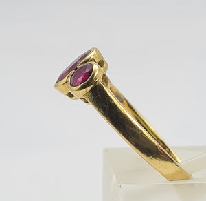 0702: Vintage: 18ct Gold Rich Red Rubies Trilogy Ring- gorgeous