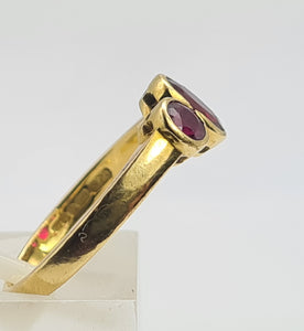 0702: Vintage: 18ct Gold Rich Red Rubies Trilogy Ring- gorgeous