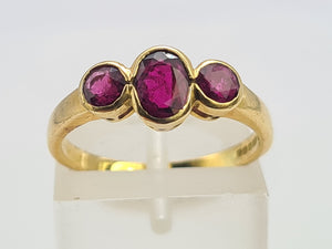 0702: Vintage: 18ct Gold Rich Red Rubies Trilogy Ring- gorgeous