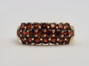 0726: Vintage: 9ct Gold Tiered Garnets Cluster Ring- lovely colours&nbsp;