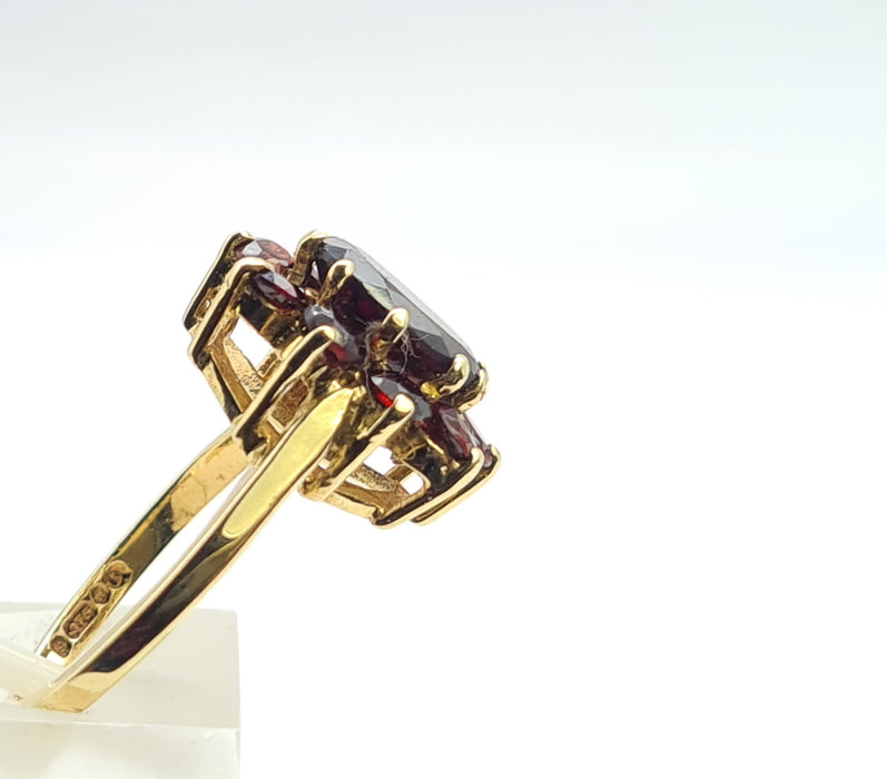 6298 Vintage: 9ct Gold 11 Rich Red Garnets Cluster Ring- From 1968