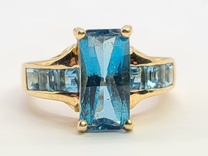 0733: Vintage; 9ct Gold London Blue Topaz Emerald & Princess Cut Cocktail Ring