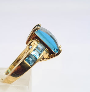 0733: Vintage; 9ct Gold London Blue Topaz Emerald & Princess Cut Cocktail Ring