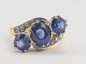 0657: Vintage & Old: 18ct Gold Cornflower Blue Sapphires Diamonds Ring