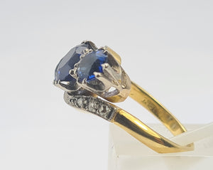 0657: Vintage & Old: 18ct Gold Cornflower Blue Sapphires Diamonds Ring