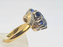 Load image into Gallery viewer, 0657: Vintage &amp; Old: 18ct Gold Cornflower Blue Sapphires Diamonds Ring
