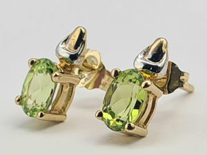 0718: Vintage: 9ct Gold Peridot Stud Earrings- lovely cut and colours