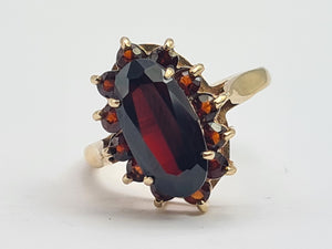 0724: Vintage: 9ct Gold Garnets Cluster Ring - Date-Mark 1973