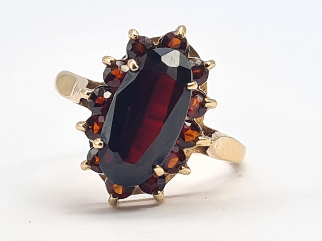 0724: Vintage: 9ct Gold Garnets Cluster Ring - Date-Mark 1973