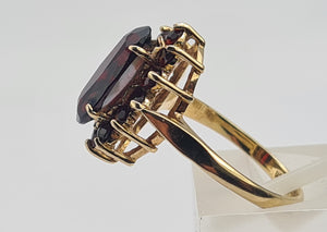 0724: Vintage: 9ct Gold Garnets Cluster Ring - Date-Mark 1973