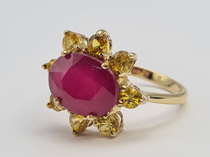 0806: Vintage: 9ct Gold Yellow Sapphires & Ruby Flower Head Ring-lovely combination